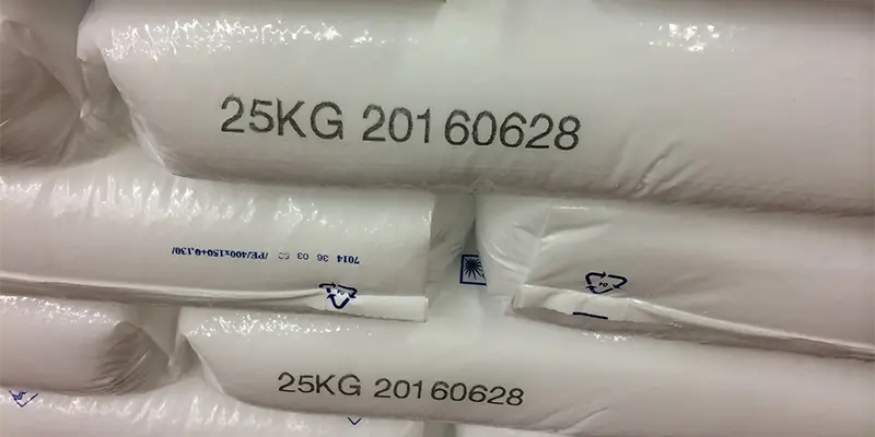 Plastsäck märkt med vikt och produktionsdatum