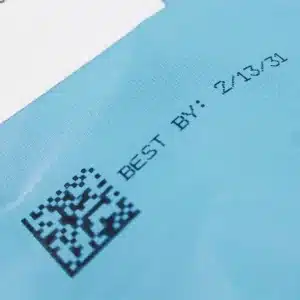 2D-streckkod och bäst före-datum tryckt på en flexibel förpackning av blå plast med hjälp av MPERIA Axian XIJ-skrivaren.