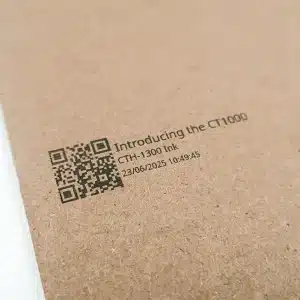 QR-kod och variabel text utskrivna på kartongförpackningar med hjälp av den termiska Bläckstråle -skrivaren CT1000.