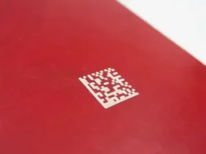 Lasergraverad 2D-datamatrisstreckkod på färgad kartong