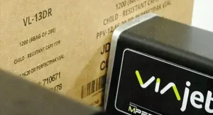 Matthews Marking Systems En VIAjet™ T-Series-skrivare som trycker högupplöst text och streckkoder direkt på en kartonglåda.