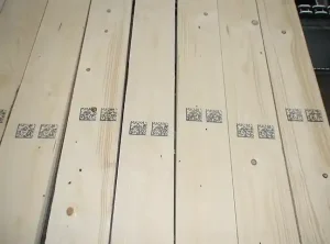 2D-koder tryckta på flera träskivor