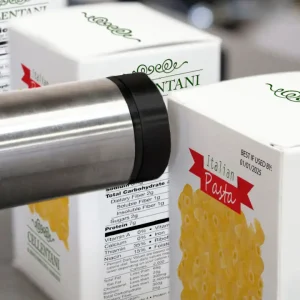 Axian-logotypen i svart text på en vit förpackning med italiensk pasta.