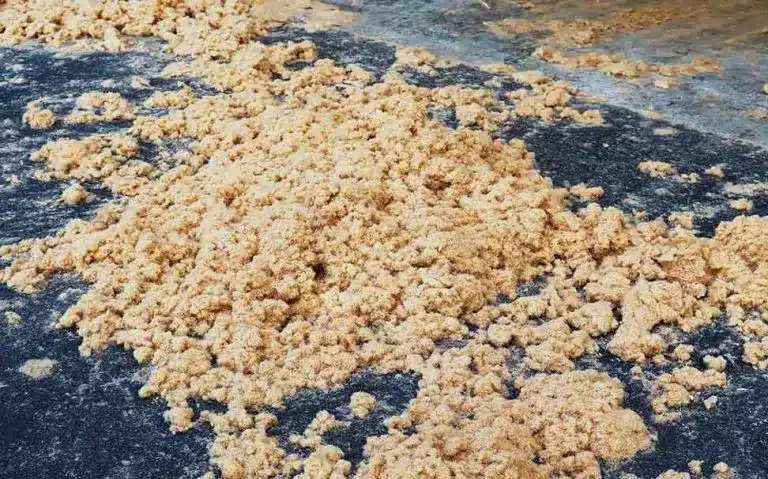Damm och träflis vid Naturhelds anläggning