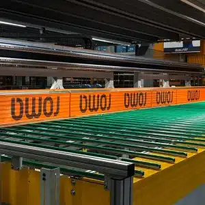 Foto taget på plats av Roma-logotypen tryckt på orange metall av V-serien