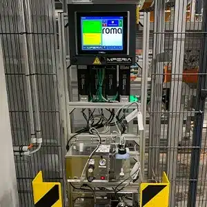 En MPERIA-styrenhet som styr V-seriens ”drop-on-demand”- Bläckstråle -skrivare och A-seriens pallmärkningsmaskin på en produktionslinje hos ROMA för automatiserad in-line-märkning av kartonger.