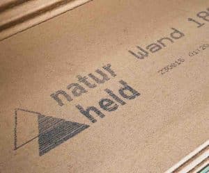 En märkning i V-serien på trä med Naturhelds logotyp och varumärke