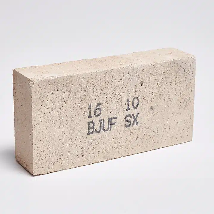Identifikationskod tryckt på en betongsten för tillverkning och lageruppföljning.