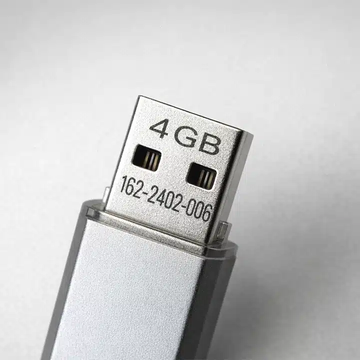 Lasermärkt USB-minne med permanent serienummer för produktidentifiering och spårbarhet.