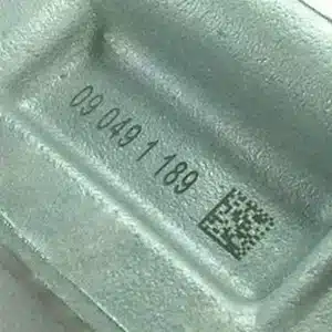 2D-kod och alfanumerisk text märkt på metall