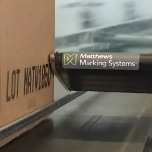 En ”drop-on-demand”-skrivare i V-serien från Matthews Marking Systems som skriver ut stora tecken på en produktförpackning.