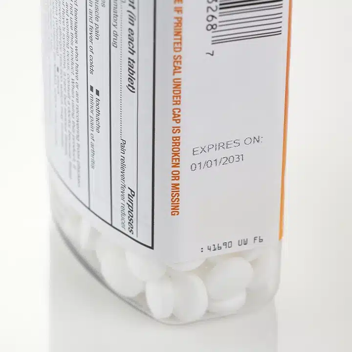 Utgångsdatumskod som är tryckt på etiketten på en läkemedelsflaska för produktidentifiering och spårbarhet.