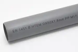 Bläckstråle -tryckt identifieringskod på ett grått PVC-rör för produktspårbarhet.
