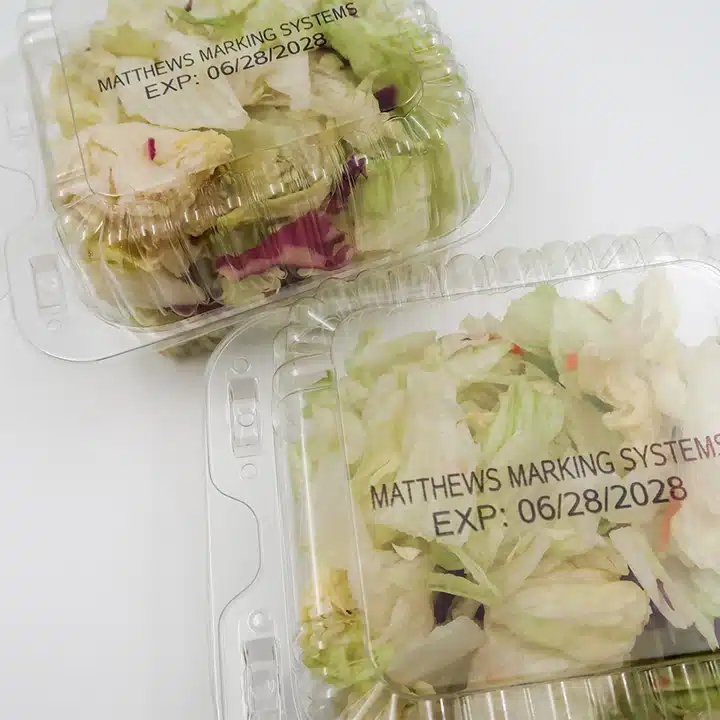 Clamshell-förpackningar för färskvaror med påtryckta utgångsdatum för spårbarhet av livsmedelsförpackningar.