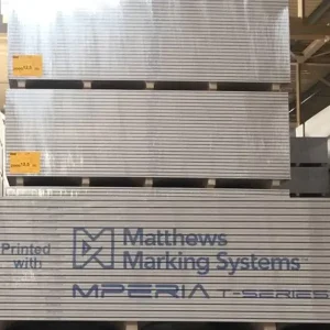 Matthews Marking Systems logotyp tryckt på staplade träprodukter