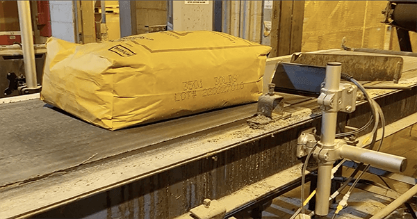V-serien V16 – märkning av industriella kraftpåsar med partikod och produktuppgifter. LCY Chemical.