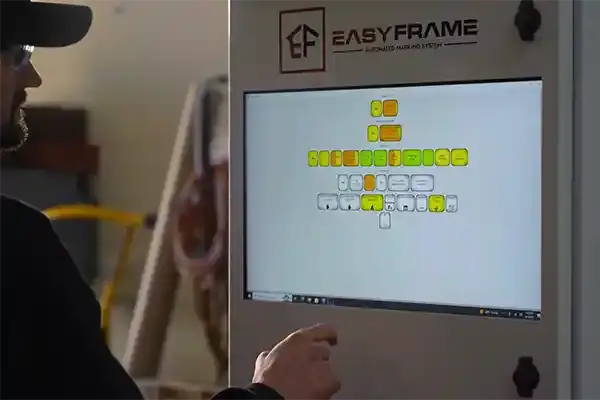 EstiFrames EasyFrame-kontrollpanel med OEM-märkning, utvecklad av MPERIA. En medarbetare som använder EasyFrame-kontrollpanelen.