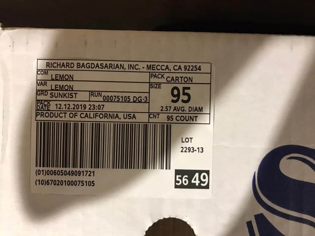 Richard Bagdasarian, Inc. har tryckt en etikett på en låda med citroner.