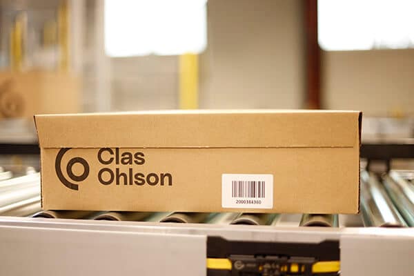 En Clas Ohlson-låda som transporteras på ett transportband