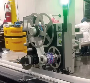 Ett etiketteringssystem av A-serien används i en förpackningslinje för frukt och grönsaker, där det sätter etiketter på de förpackade produkterna i en automatiserad produktionsmiljö.