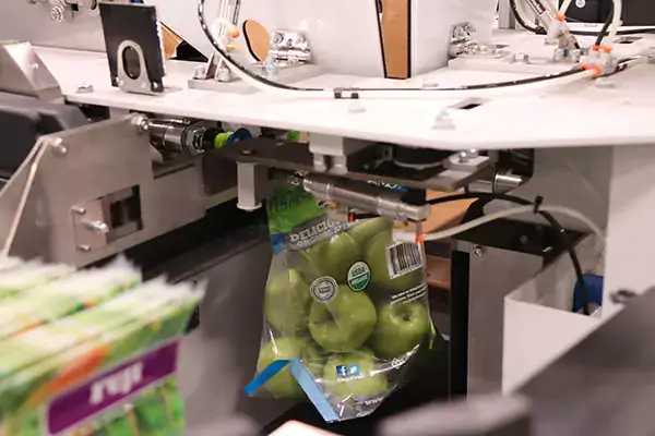 En äppelpåse märkt med L-12 fylls på hos Haley Manufacturing Olympic Fruit.