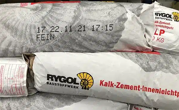 Datum- och tidskod tryckt på cementförpackningen