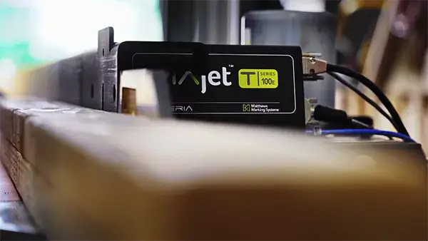 Skrivhuvud av T-serien på en produktionslinje för trä.