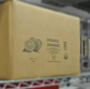 Kartong med ekologiska apelsiner med tryckt produkt- och streckkodsinformation