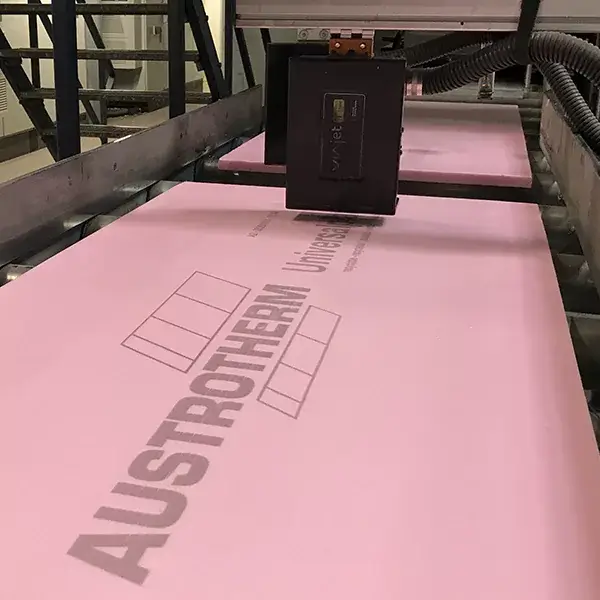 Industriskrivare som märker upp text på isoleringsskiva