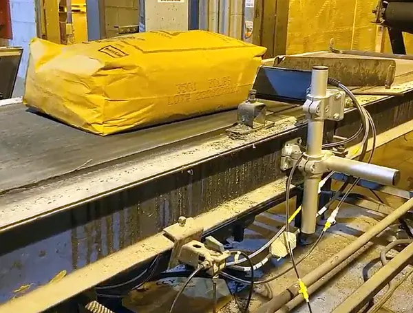 Produktionskod tryckt på en gul industrisäck