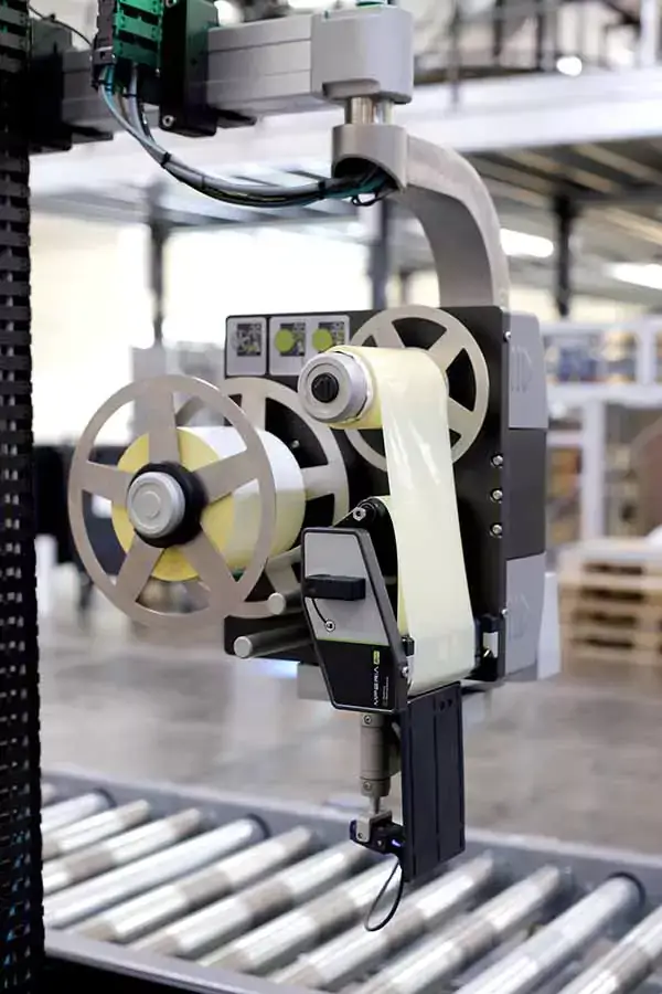 MPERIA A-serien T63 med FlexWipe-applikator är ett effektivt Pallmärkning -system för framställning av lagerpalletiketter på pallar med kartonger. Pallmärkningssystem, palletikett, lagerpalletiketter.