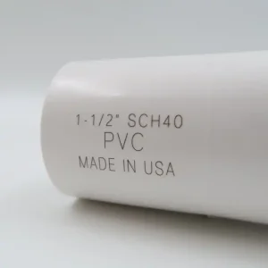 Fiberlasermärkning på en vit PVC-rörkoppling med produktspecifikationer och ursprungsland.