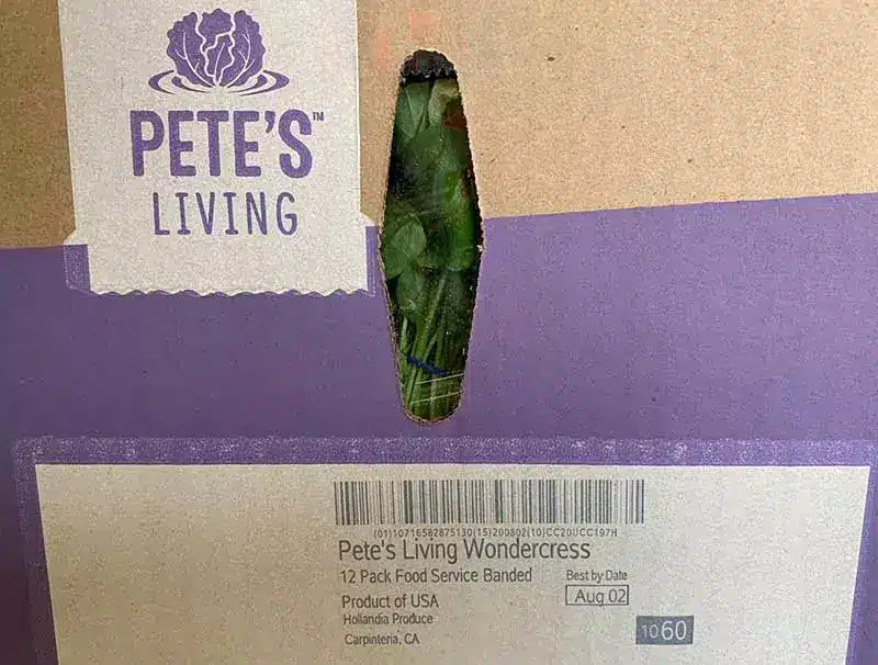 Petes produktförpackning ”Living Greens” med streckkod och alfanumeriska märkningar.