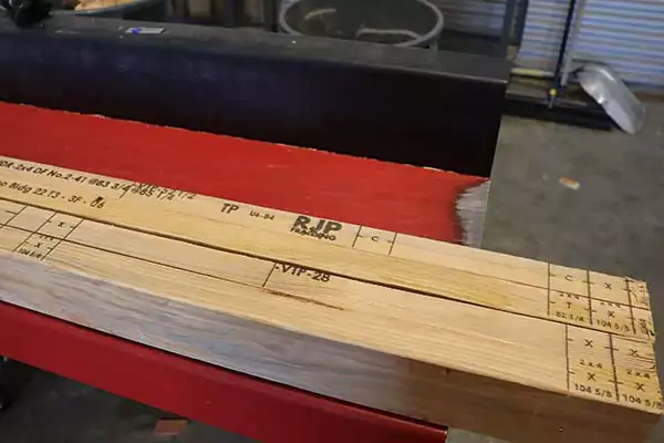 Märkningar på 2x4-virke som visar RJP Framing.