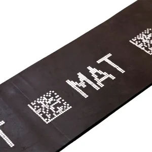 Vita QR-koder och texten ”MAT” tryckta på en svart gummiremsa för produktidentifiering.
