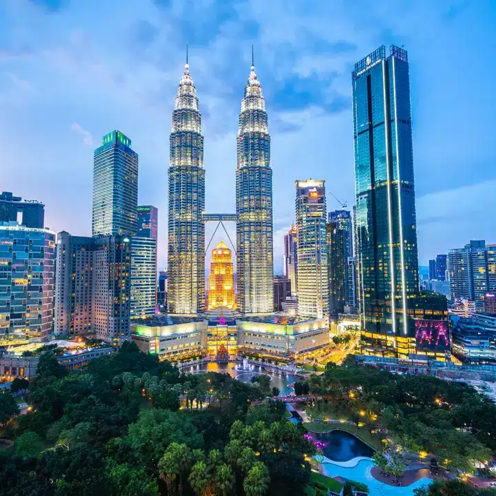 Kuala Lumpurs silhuett med höga byggnader.