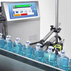 En skrivare i Linx 9000-serien märker flaskor med flytande handtvål på en produktionslinje.