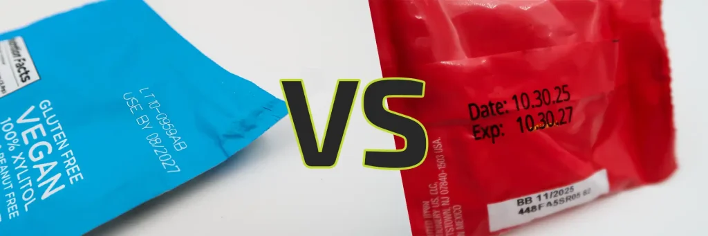 En jämförelse sida vid sida mellan lasermärkning på den blå förpackningen och datumkodning med ” Bläckstråle ” på den röda förpackningen, åtskilda av en VS-grafik.