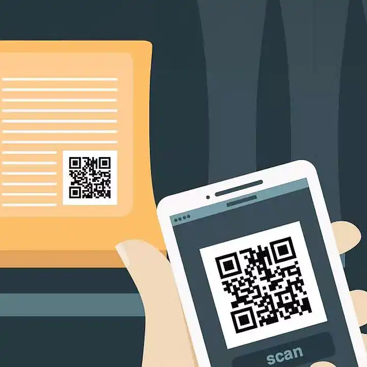 Illustration av en person som använder en smartphone för att skanna en QR-kod som är tryckt på en produktförpackning för att få tillgång till digital information.