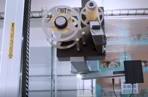 Ett automatiserat system för utskrift och applicering av etiketter som fäster en streckkodsetikett på en palettlast med förpackade produkter.