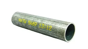 Metallrör märkt med gul alfanumerisk text med hjälp av industriell Bläckstråle -tryckning för produktidentifiering och spårbarhet.